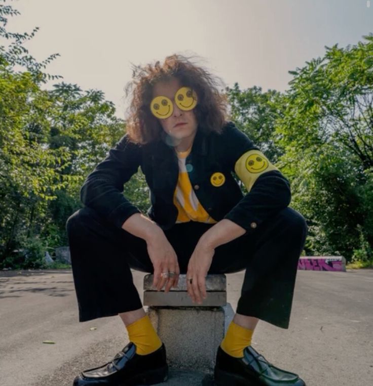 Moonwalker with happyface glasses
